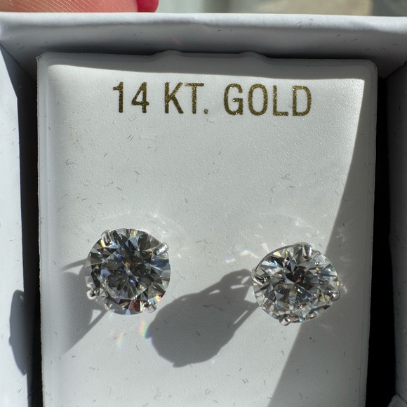 NWOT 14 KT Gold Diamond Stud Earrings - Picture 2 of 4